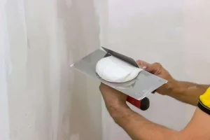 اجرای گچ سفیدکاری روی دیوار