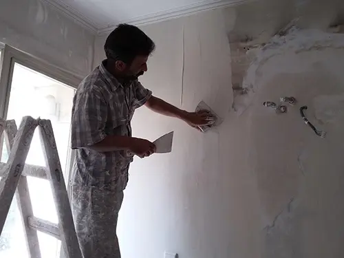 گچ کاری سنتی با استفاده از ابزار های دستی